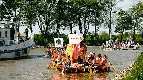 Åskådare längs Göta kanal kunde i går se både indianer och sjörövare glida fram på kanalen.