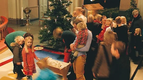 Barn och vuxna trängdes kring krubban och stallet i Sankt Petri kyrka.
