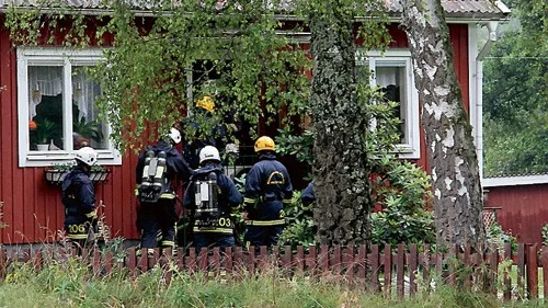 Räddningstjänsten fick bryta upp en innervägg på huset för att kunna släcka ordentligt.