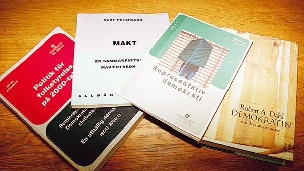 På biblioteket finns det en massa litteratur om politik, makt, demokrati och annat som rör politiken. Vill man inte läsa utan fråga politikerna rakt ut vad de tycker, ges det i augusti tillfälle till detta. På biblioteket i Vimmerby.