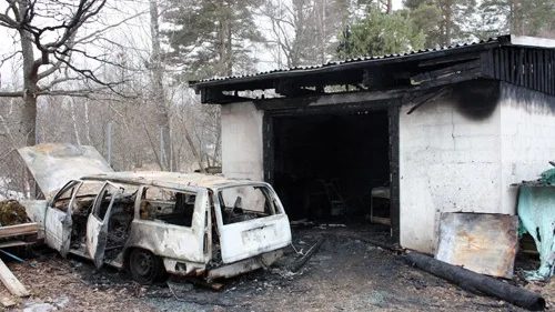 En anlagd brand i ett stulet fordon antände en förrådsbyggnad på Emåvallen i Järnforsen.