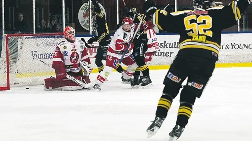 Vimmerby Hockey vann med 4-3 hemma mot Vita Hästen. En väldigt viktig seger för VH som fortfarande är topp-fyra.