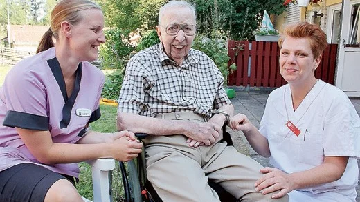Det är varmt, minst sagt. På Lindgården gör man vad man kan för att såväl boende som personal ska må bra. Undersköterskan Louise Jörgensen tar igen sig i skuggan tillsammans med Carl-Gustav Karlsson och undersköterskan Anki Schultz.