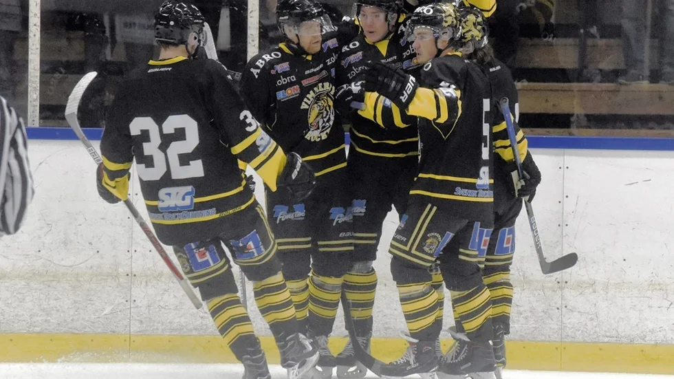 Nyförvärvet Robin Höglund (i mitten) har imponerat under säsongstarten. På onsdagskvällen blev det två nya mål från powerforwardens sida när Vimmerby Hockey besegrade Nybro på bortais.