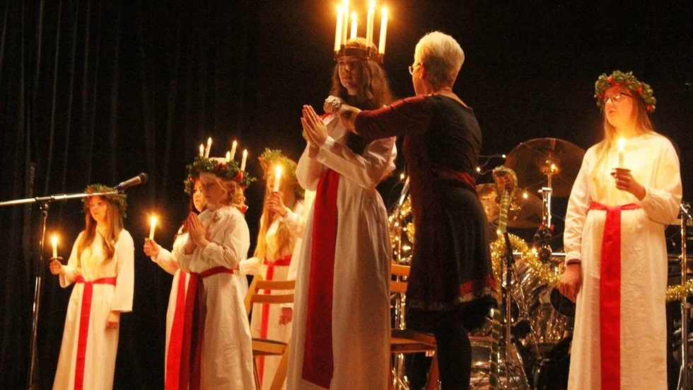 Emma Keller blir krönt av Gunborg Nilsson. Foto: Emilia Söderling