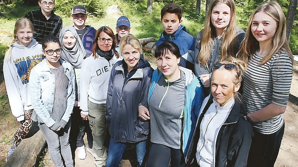 En del av årskurs 6 och framme från höger till vänster Maria Wagenius, Virginija Girsnildiene, Olga Perepeciene och Marie Lindqvist. Foto: Roelof Stroetinga