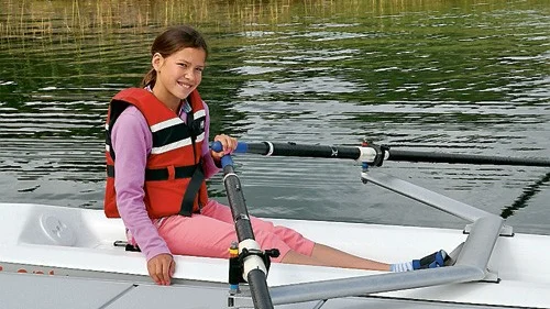 Mira Grimwall är en av tjejerna som deltar i roddskolan. Hon gillar att vara vid havet.