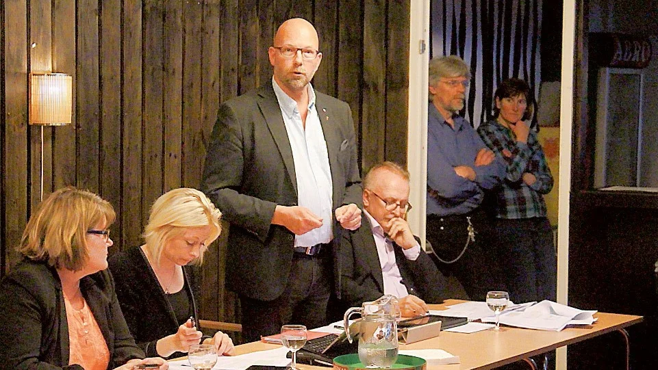 Helen Nilsson (S) Camilla Stridh (S) Peter Högberg (S) och Micael Glennfalk (M) fick en tuff match när de mötte Gullringsborna om det lagda budgetförslaget.