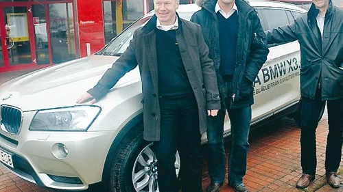 Försäljningschef Mikael Carlsson, platschef Johan Hoffstedt och vd Benny Holmgren är glada över att få börja sälja statusmärket BMW på Holmgrens Bil i Vimmerby. Toyotalokalen i bakgrunden ska säljas och i månadskiftet maj-juni invigs nybygget, som i det närmaste fördubblar företagets lokaler.