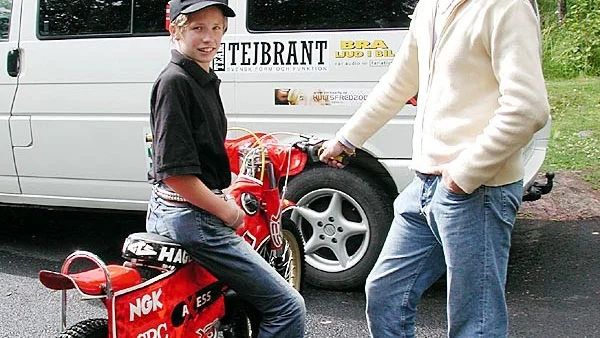 Följer i pappas fotspår. Ricky Kling (på cykeln) har tagit över förarvästen i familjen Kling. Han siktar på att bli en av de bästa förarna i Sverige inom ett par år.