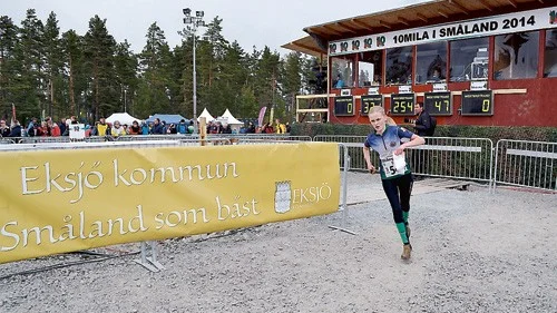 En av de tävlande passerar speakertornet vid tävlingsområdet på Ränneslätt. Totalt 8 500 orienterare deltog vid årets Tiomila.