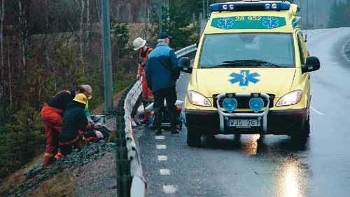 En man hittades svårt nedkyld vid vägtrumman i höjd med Spilhammar under torsdagen. Mannen hade fastnat i vägtrumman och hade legat länge i det iskalla vattnet när hans rop på hjälp uppmärksammades. Foto: Ivonne Svahn
