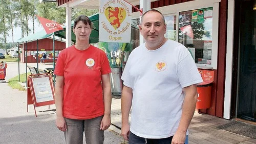 Det är fullt ös på Hultsfreds Camping. Föreståndarna Antje och Maik Rodhe är förstås glada över tillströmningen av gäster men beklagar samtidigt att de under tisdagen var tvungna att avvisa ett antal gäster.