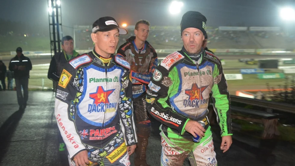 Fredrik Lindgrens och Peter Ljungs Dackarna var på väg mot semifinal men de misslyckades och tappade allt. Foto: Micael Rundberg