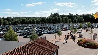 Cirka 2 200 fordon. Så många parkerade på Astrid Lindgrens Värld i tisdags då över 10 000 personer besökte parken. Många av dem fick sitta i kö i över en timme och kön tog sig ända ut på riksväg 40. Men ingen som vår tidning pratat med har någon akut lösning på problematiken och en ny infart ligger flera år bort.