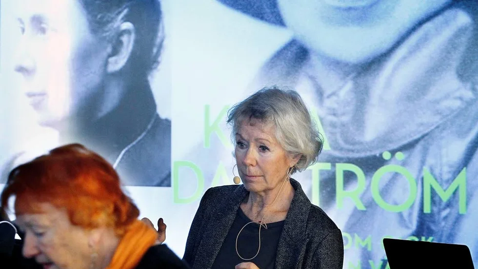 Gunnela Björk föreläste om Kata Dalström och Ellen Key på Motala bibliotek. Till vänster på bilden syns Renée Frangeur, ordförande för IKFF i Motala.