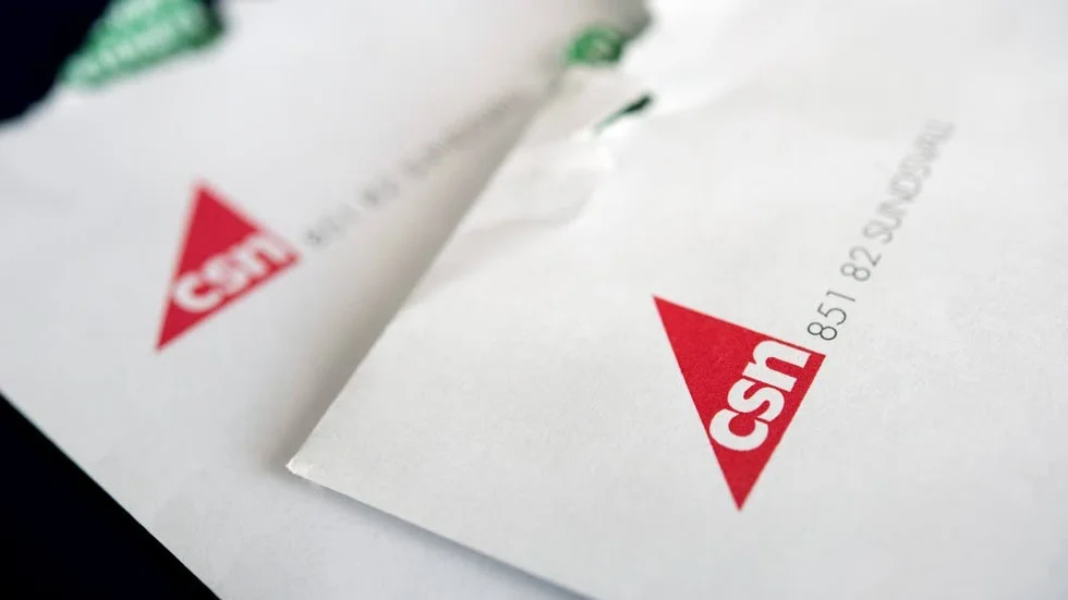 Kvinnan anklagas för att ha förfalskat ett intyg. På det sättet försökte hon få rätt till ett lån hon inte har rätt till, enligt åklagaren.