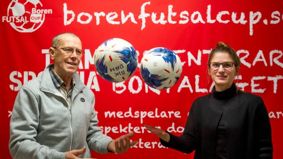 Boren futsal cup lockar i år fler herrlag än på flera år. Det gläder Borens Peter Petré och Madeleine Andersson.