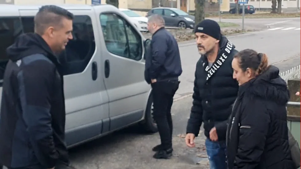 Den 4 november utvisades Hail och Shpresa Berisha, t.h, och deras tre barn efter 15 år i Sverige. Här hämtas de av gränspolisens personal utanför Korskyrkan i Vimmerby.