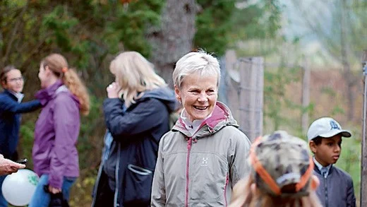 Elisabeth Nilsson såg ut att trivas bland alla barn i skogen.