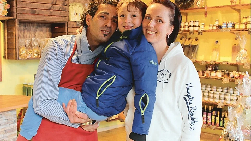 Massimo Scilleri driver den italienska delikatessbutiken Gyoie di Sicilia i Västervik. Här tillsammans med sin fru Marie-Louise Månsson och sonen Simone. Foto: Lena Dahlberg