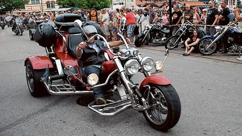 Motorcyklarna var i alla storlekar, märken, färger och former.