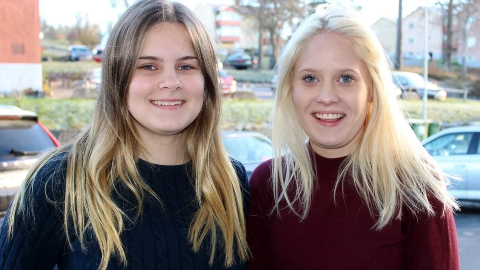 Maja Gunnarsson och Alva Andersson upplever att polisens närvaro har ökat efter bränderna.