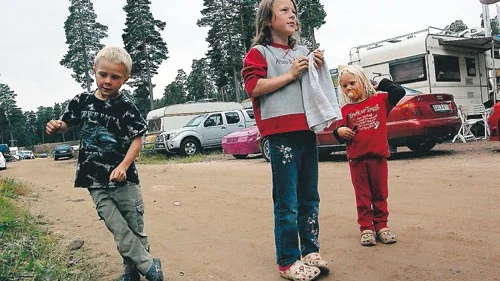 Erik, 5, Edina, 7 och Ebba, 3, kollar gärna på folkrace eller leker affär i crosscartbanan. Foto: Linnéa Nestor