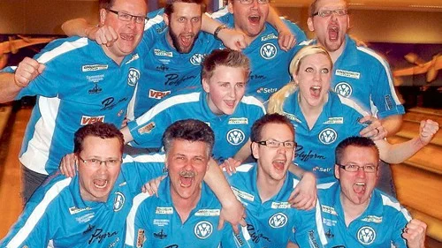 VBK-hjältarna som tog klubben till allsvenskan. Övre raden fr.v: Roger Linder, Emil Palmér, Nicklas Sethsson och Johan Söderström. I mitten Jesper Svensson och Petra Söderström. Nedre raden fr.v: Patrik Svensson, Lars-Åke Karlsson, Rickard Gustavsson och Peter Sandberg.