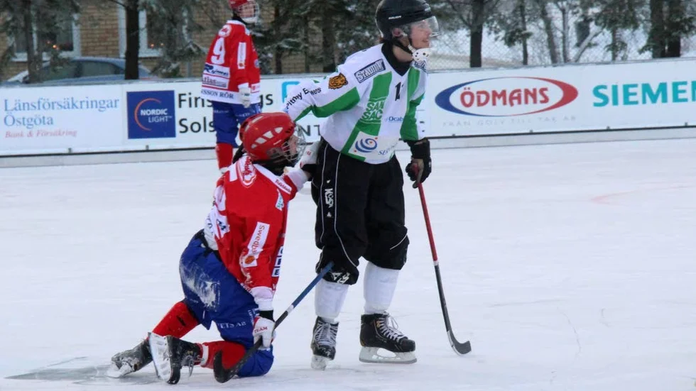Daniel Strömwall gjorde två mål när Derby slog Jönköping borta med 4–3 inomhus i Vetlanda.