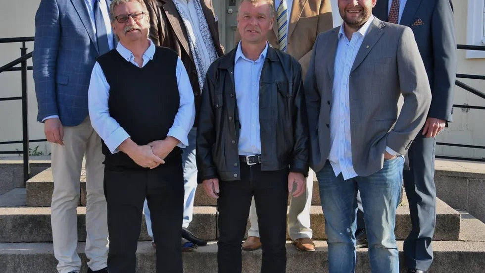 Främre raden fr v de nya borgarna smidesmästare Ulf Andersson samt entreprenörerna Christofer Dahlgren och Mattias Eek. 
Bakre raden fr v Ricky Andersson, Ungbroder och Klockare, Christer Thornberg vice Ålderman, Sten Karlsson Ålderman samt Jimmy Andersson kassör och bokhållare.