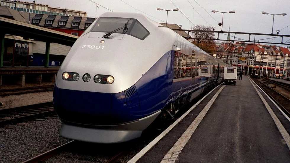 Höghastighetståg. När långväga resor flyttar över till höghastighetståg, frigörs kapacitet på befintlig järnväg.