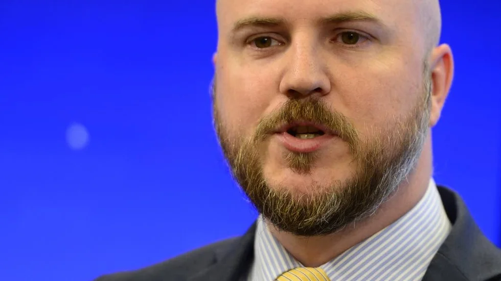 Till slut plockade Facebook bort det falska kontot som stulit profilbild och bakgrundsbild från riksdagsman Mathias Sundin (L).