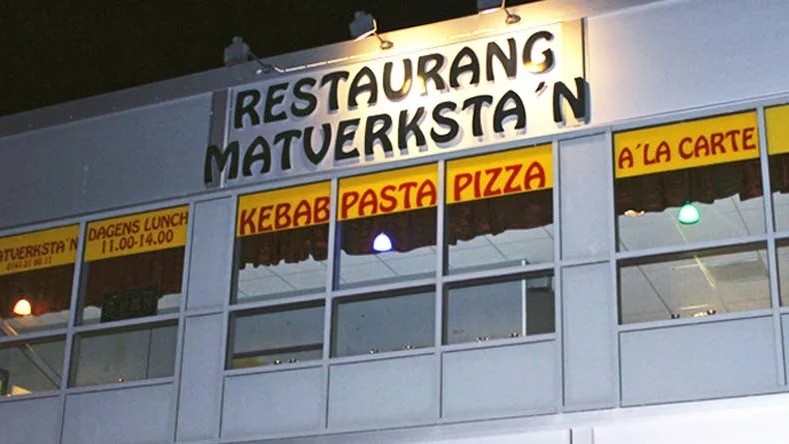 Mannen som hotade personal på Matverkstan i Motala förnekar brott.
