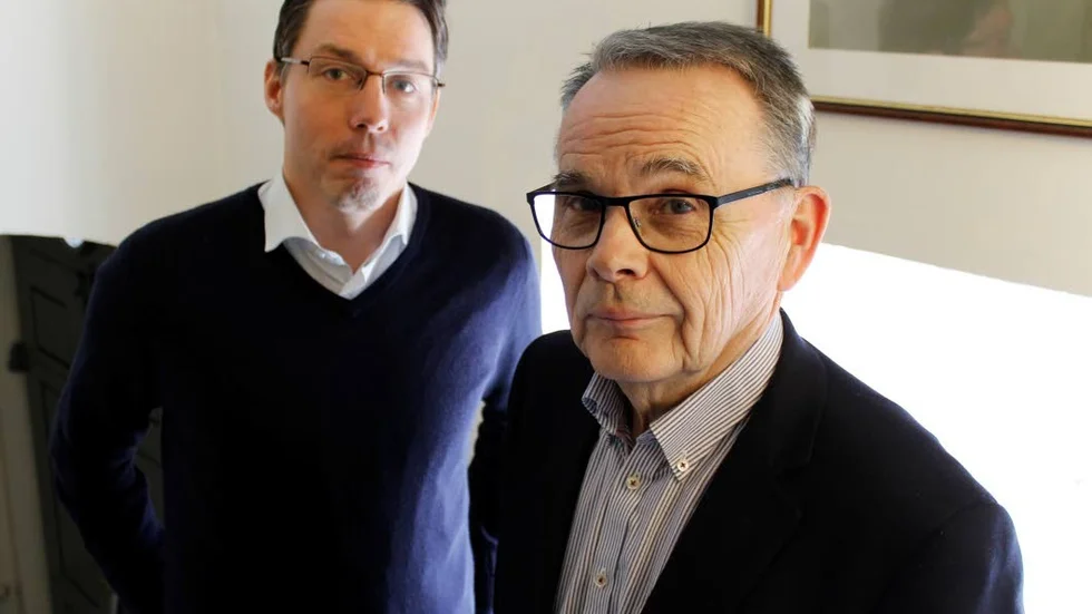 Kyrkovalet. Thomas Sjöström, kommunikatör i Södra Tjust pastorat, och Conny Tyrberg (C), ordförande i valnämnden.