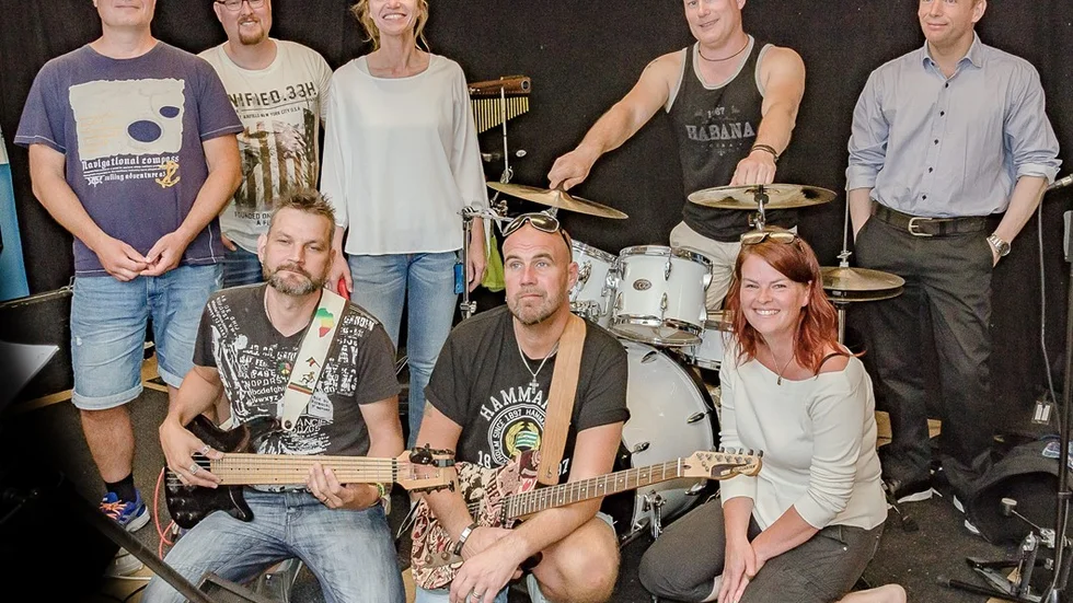 Medecine man består av bakre raden Mats Johansson, gitarr, Mikael Milton, percussion, Susanne Nilsson, kör, Magnus Karlsson, trummor, Mikael Weiter keyboard, Anders Schepp, bas, Jonas Friberg, lead song och gitarr samt Kajsa Lindström, kör.