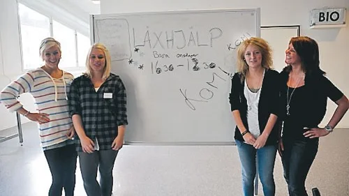 Nystartad läxhjälp på Fabriken på onsdagar. Sissel Jurberg, Victoria Henriksson, Michaela Magnusson och Felicia Brorsson på barn- och fritidsprogrammet gör sin praktik med en breddad läxhjälp via Rädda Barnen. Foto: Janne Strömsten