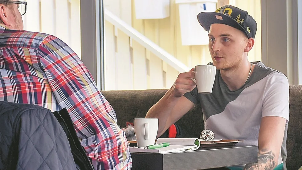 HEMMA I VIMMERBY. Bowlingstjärnan Jesper Svensson har mellanlandat hemma i Vimmerby mellan stortävlingarna. I går träffade vår tidning honom på ett av stadens fik och fick en öppenhjärtig intervju. Foto: Rebecka Hjelm