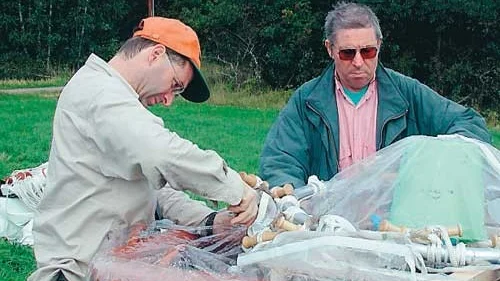 Ballongförarna Gerald Sturzlinger och Hans Furstner kollar den tekniska utrustningen i korgen efter måndagkvällens nödlandning utanför Horn. Foto: Lars-Göran Bexell