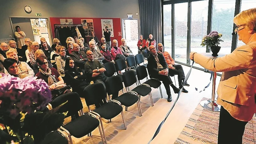 Marianne Modeus klippte bandet och därmed var utställningen invigd. Foto: Roelof Stroetinga