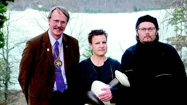 Kisa Rotaryklubbs president, Leif Schön, prisade keramikern Inger Södergren och Slagverkaren Peter Bruun.