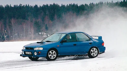 Med speciella rallydubbdäck går det undan i kurvorna på Åländerns is.
