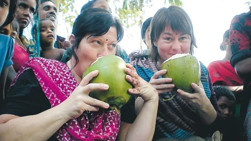 Annemo Grahm och Jenny Wikby dricker kokossaft.