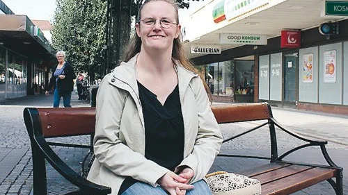 Gågatan och affärerna där är en plats som Johanna Larsen ofta besöker. Nu vill hon berätta om hur det känns att ofta bli uttittad, nonchalerad och ibland behandlad som en människa med mindre värde.