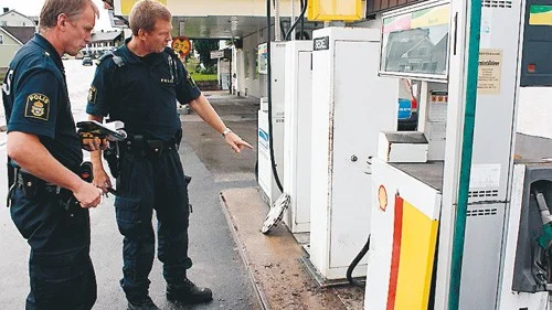 Torbjörn Ingvarsson och Anders Karlsson från polisen var på plats i Virserum för att undersöka sedelautomaten som tjuvar under natten försökt att slita loss.