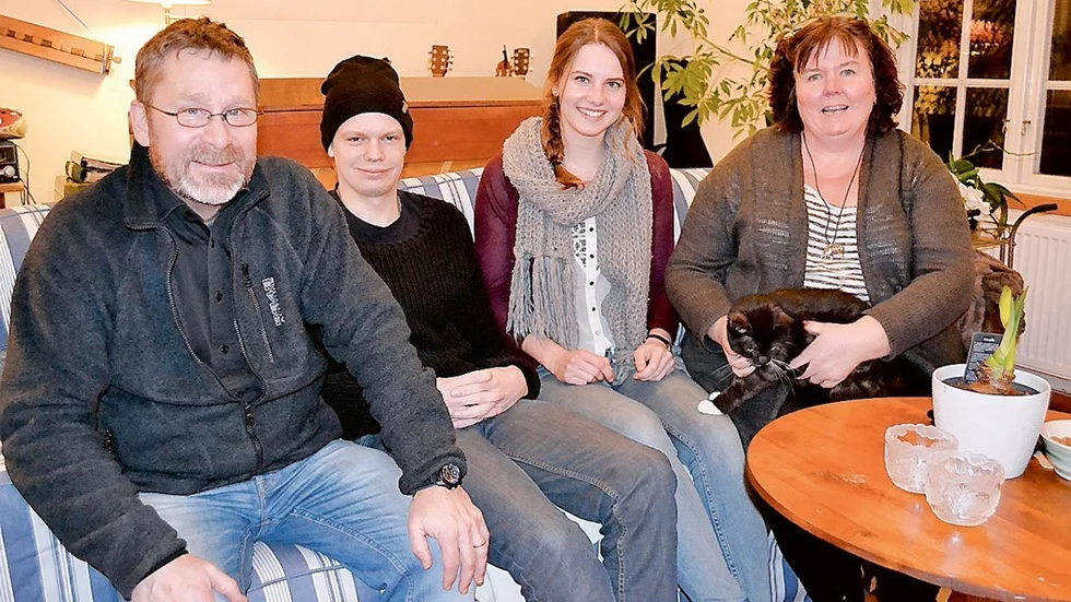 Julen blir extra speciell hos familjen Ekberg i år, de har nämligen besök av utbytesstudenten Anne Raspoort. Här med sonen i huset Jesper Johansson samt Mats och Nilla Ekberg.
