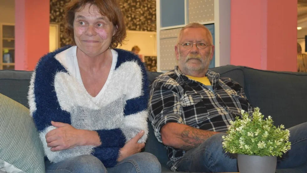 Glädje i SD-lägret. Partiet blir största parti i två av valkretsarna och ökar med totalt fem procentenheter. "Underbart" säger Anneli Jakobsson t.v. T.h Kjell Jakobsson, även han aktiv i SD.