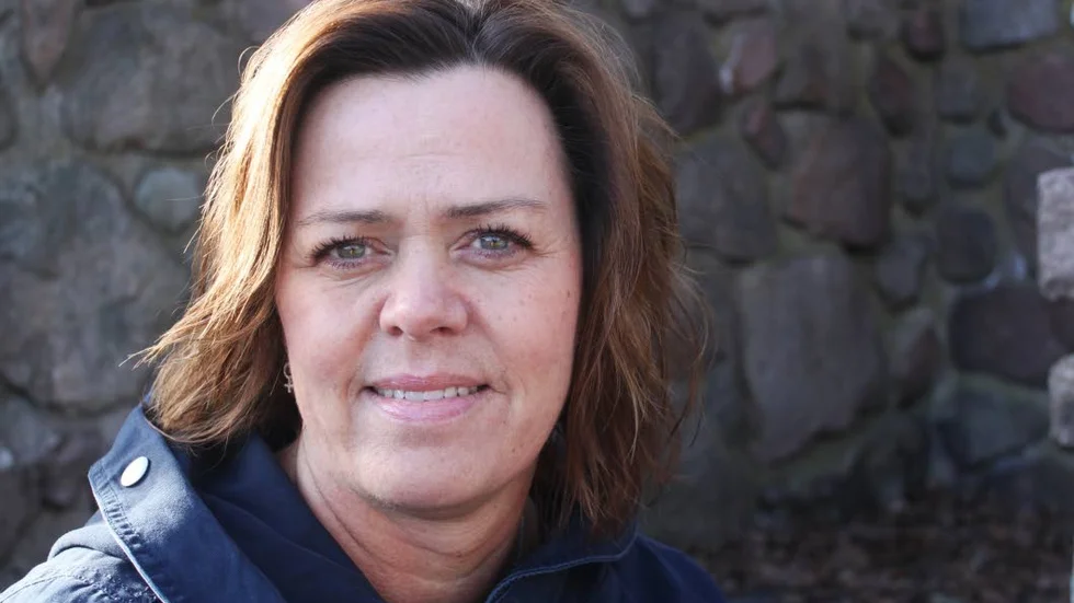 Eva Kindstrand, ordförande i Storebro IF, är glad att man lyckats få tag på en ny glasskiva till padelbanan, så invigningen kan bli av som planerat.