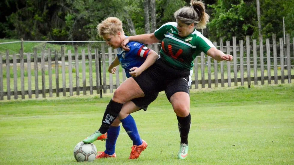 FBSK-kaptenen Sandra Edlund håller undan en Linghemspelare i matchen som slutade 1–1.