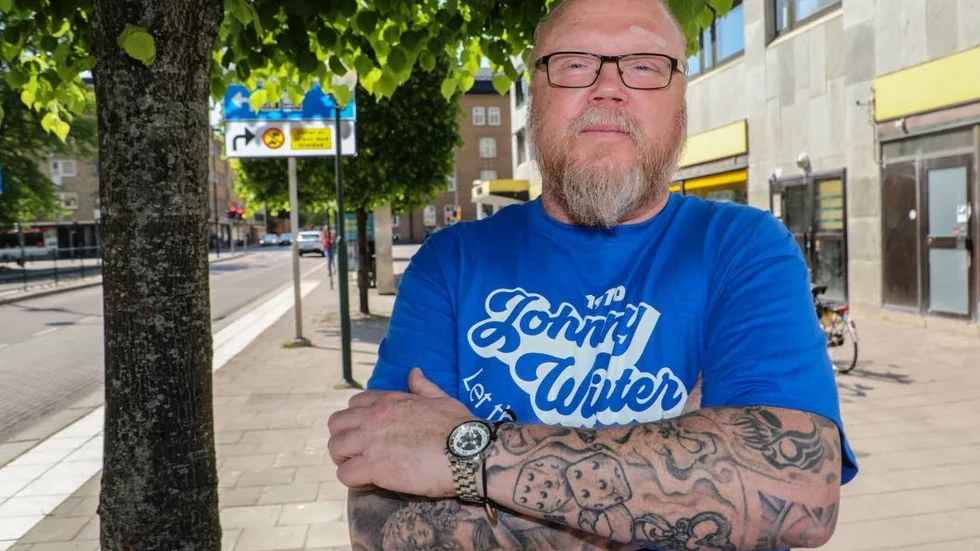 "Risken att bli häcklad från scenen är stor" säger Jerry Prütz som bokar artisterna.